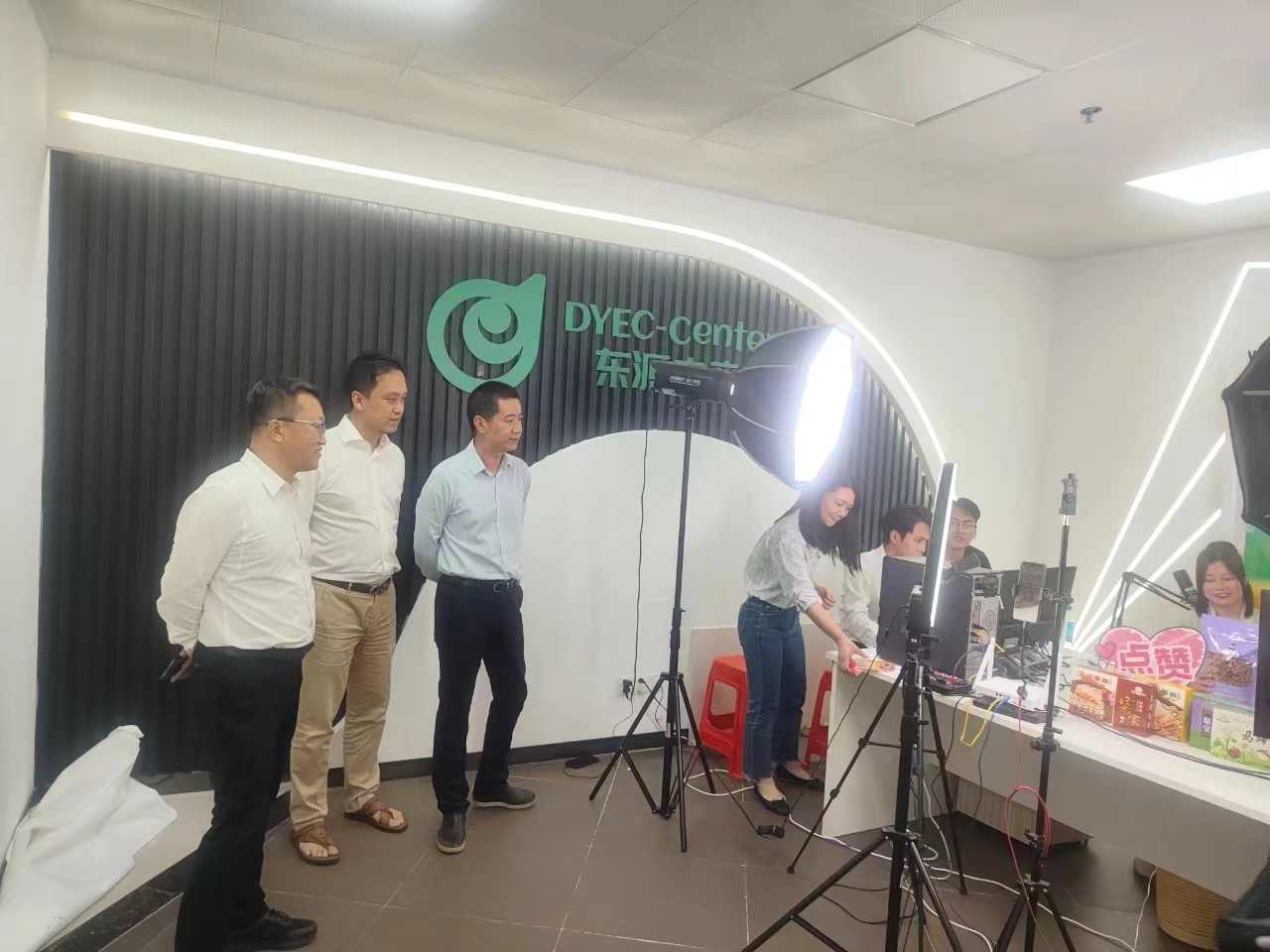 深圳驻东源工作组组长、东源县副县长候桂鴻一行莅临东源电商公共服务中心走访指导
